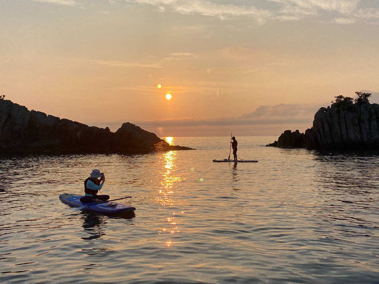 橋杭岩と太陽とお客様 それだけの世界 ひとりじめ感のあるひとときです