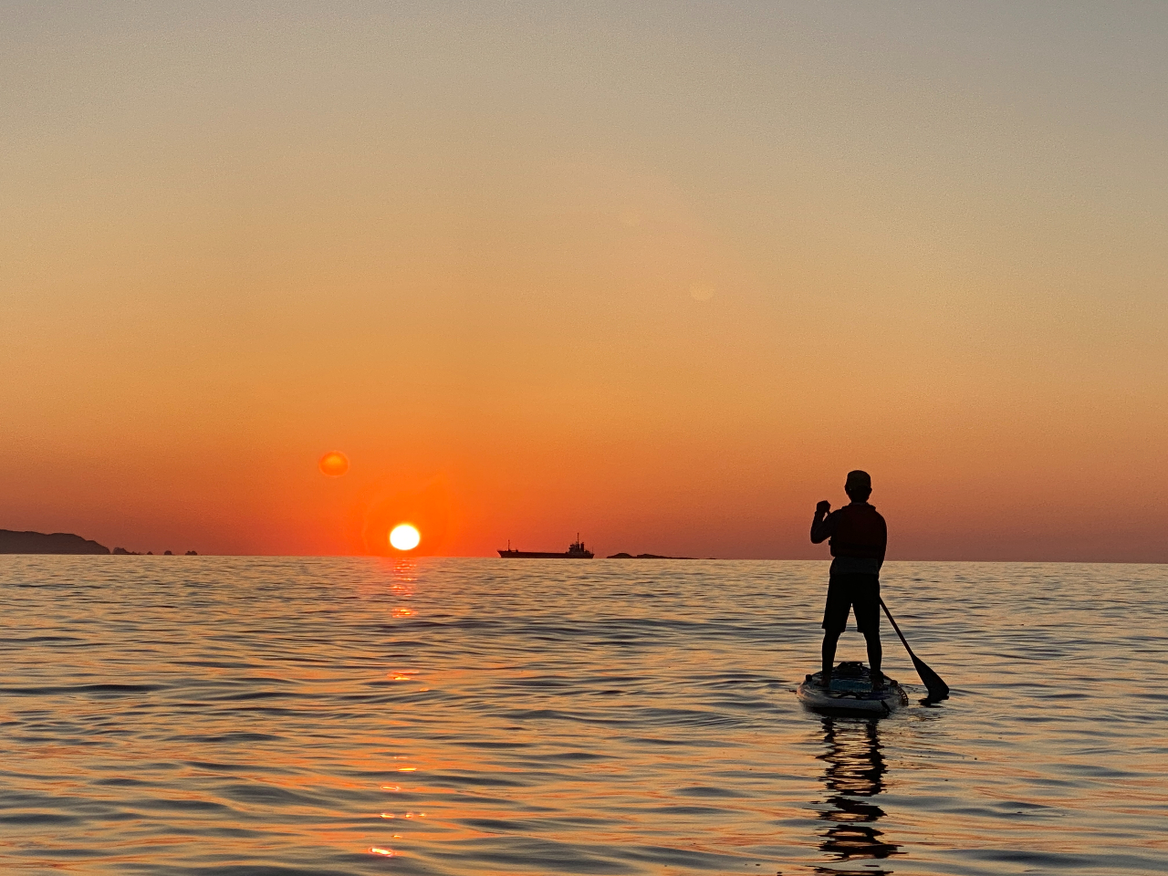 海の真ん中に立っている 特別な感覚の中 太陽が昇るのを見つめる