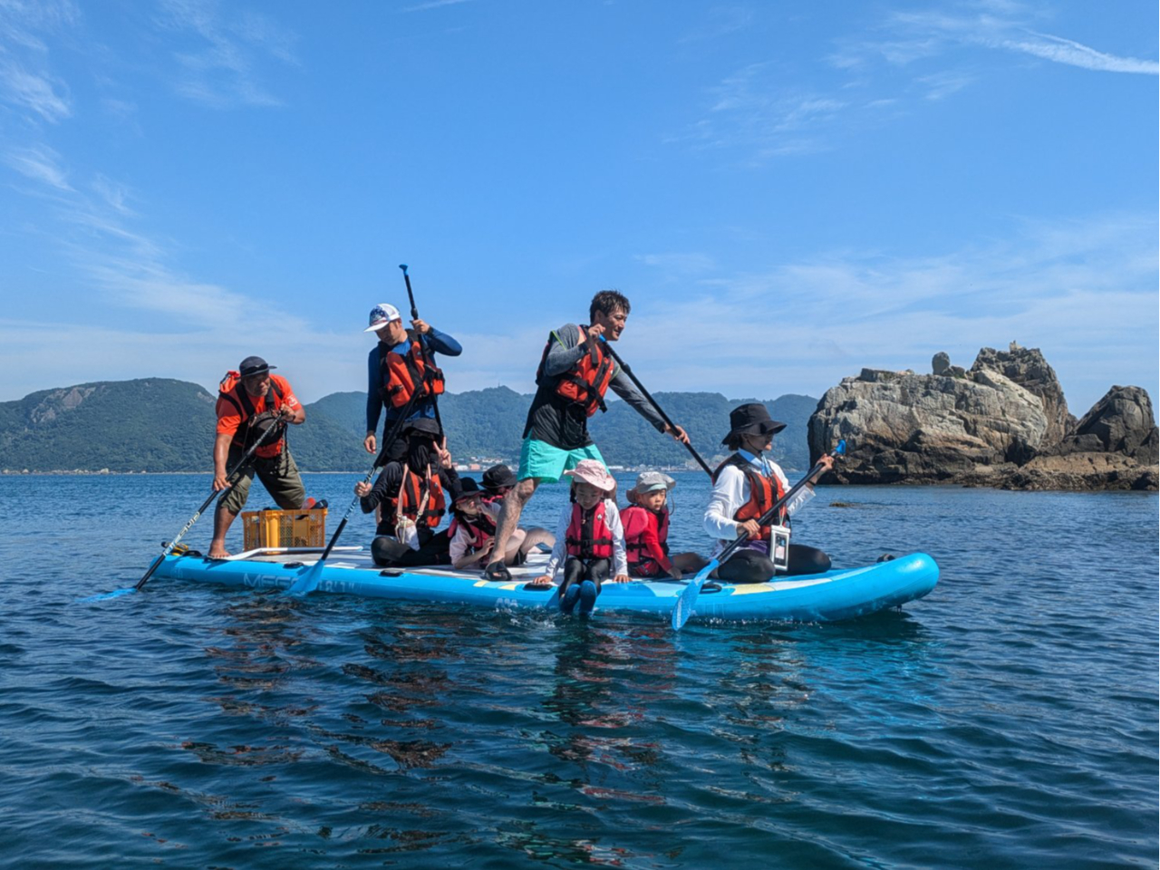 立って漕ぐ人、座って漕ぐ人、ただ乗っている人  なんでもあり!!