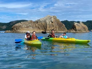 間近で見る橋杭岩はそのスケールの大きさに圧倒されます!! 自然の力強さは圧巻です