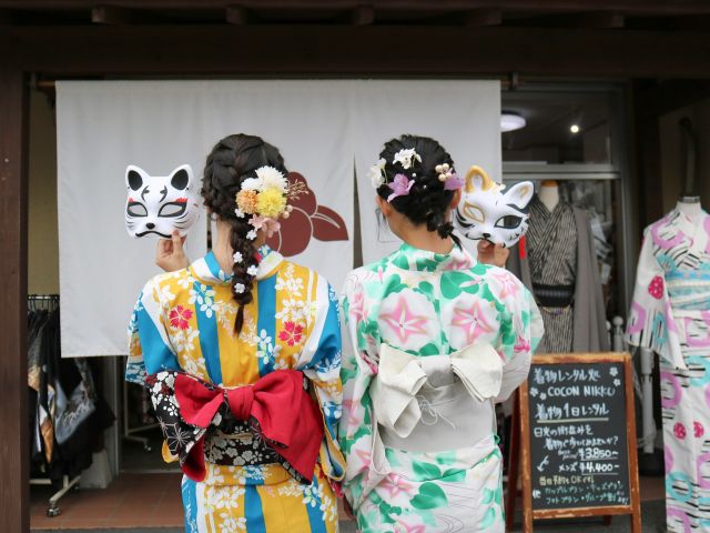 キツネお面お好きに写真撮ってOKです