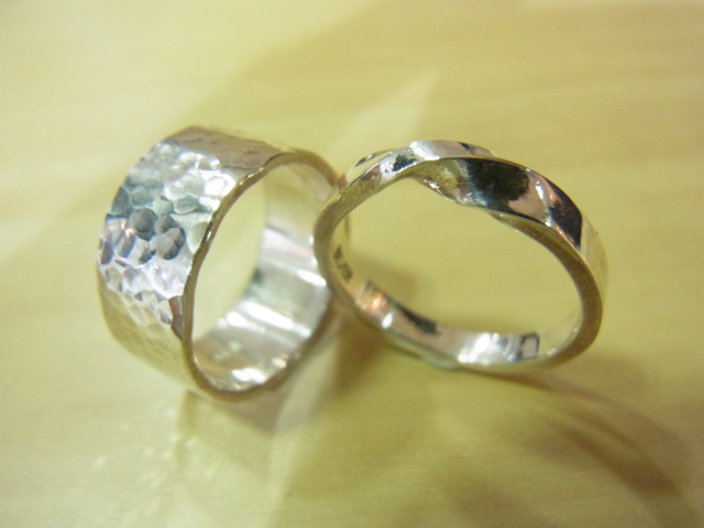 本格的なシルバーリングが作れる体験教室です。人気の槌目リングとメビウスリングです★