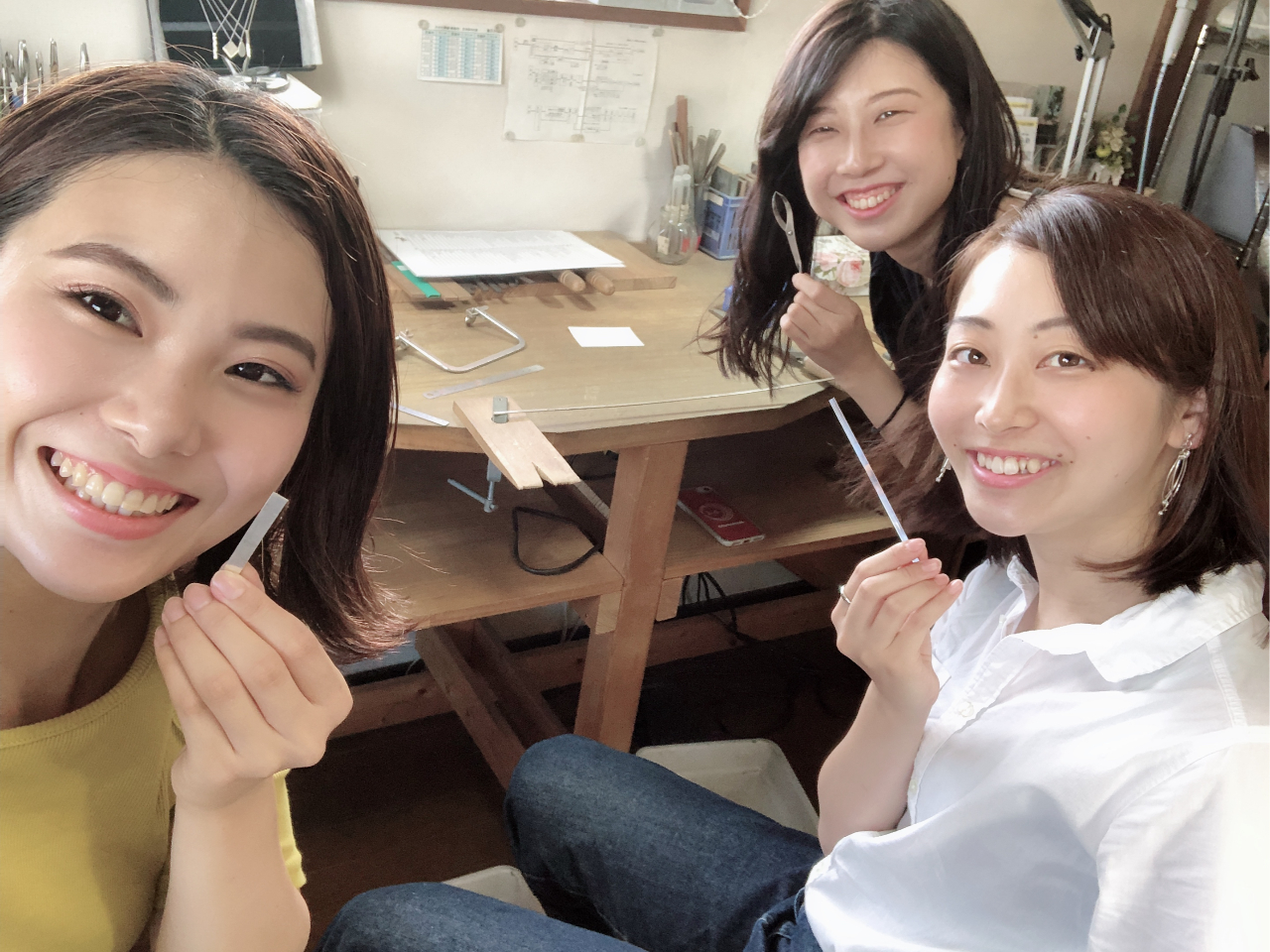 さぁ、スタートです!ワイワイと楽しみながら作りましょう♪(当工房では、1枚のシルバーの板からリングを作っていきます)