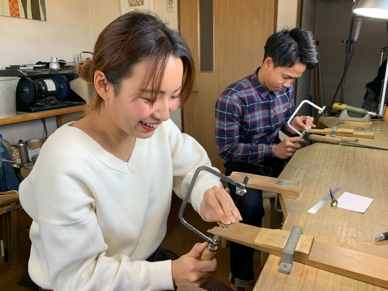 シルバーの板を切るところから始めるので、自分にピッタリのリングを作ることが出来ます。もちろん職人が側にいるのでこんな作業も安心です。