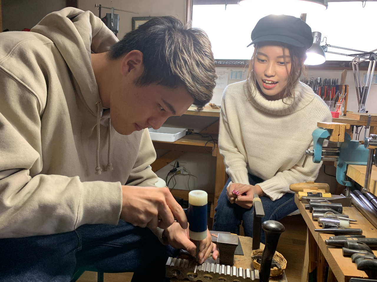 イニシャルや記念日を入れる作業です。真剣そのものです。お互いのリングを作りあうのも楽しいですよ!