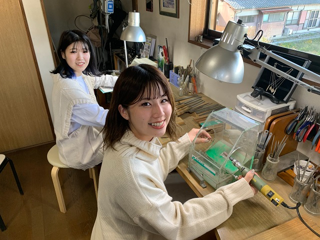 最後の磨き作業も自分で行ってもらいます。ピカピカに変身していくリングに、きっとあなたも感動されますよ!