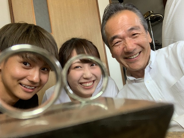 自分にピッタリのリングが出来て大満足!!完成したリングと一緒に記念写真も撮りましょう♪   (講師の私(右)も割り込んでしまいました 。ごめんね(笑))