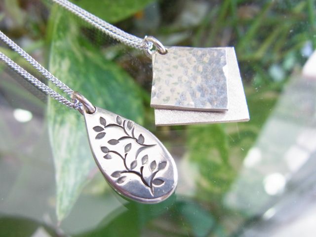 胸元を飾るペンダント♪サンプルを見て、お好きなデザインをお選びください。