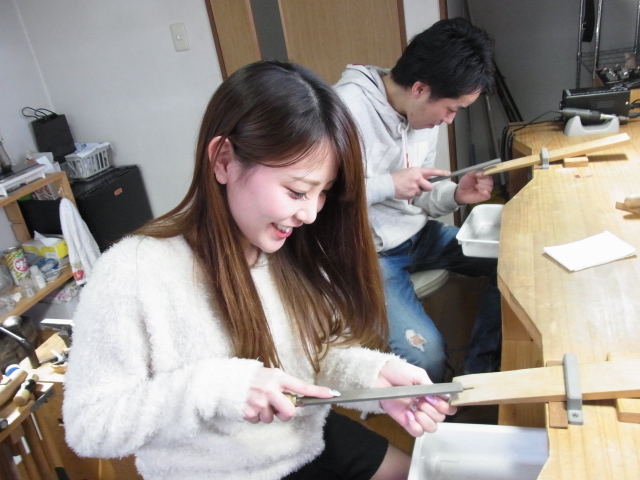 来店者のほとんどが初心者ですが、講師が一から作り方を説明します。