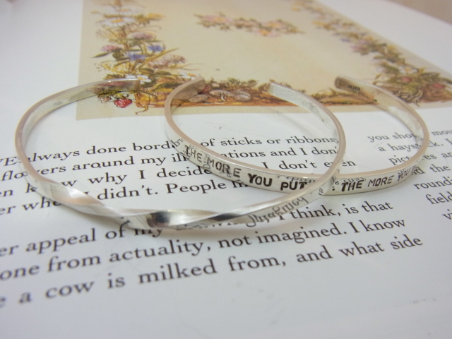 旅の思い出に、大切な人へのプレゼントに…オンリーワンのバングルはいかがですか★