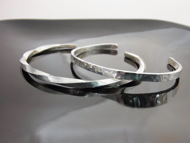 いろんな種類のバングルの中から、お好きなデザインをお選びいただけます♪