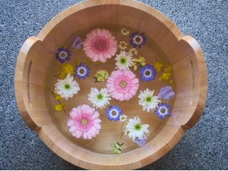 大人気の生花を浮かべた華やかな足湯。日本の四季折々の草花の美しさは、あなたの心を優雅な気持ちで満たしてくれます。