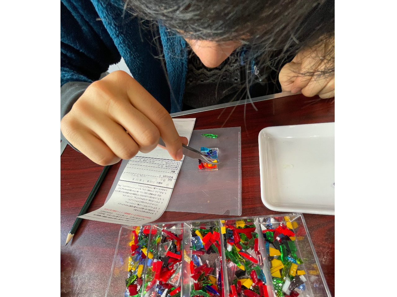 �X���͗��������Ă��܂��B�G��ⓩ�ʂ��W�����Ă���܂��B