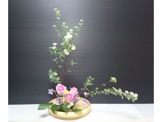いけばな体験 草月流 季節の花でいけばな体験 手ぶらで手軽に 1回だけの体験コースです 日本文化に興味のある方 男性の方 親子連れの 方 外国人観光客の方には英語で対応します 是非どうぞ フラワースタジオ マインド新宿教室 じゃらん遊び体験