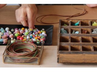 とんぼ玉とタッセルを選んで、ネックレスを作ります