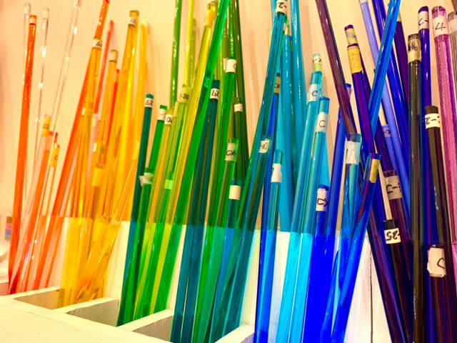 さまざまな色のガラスを用意しています。