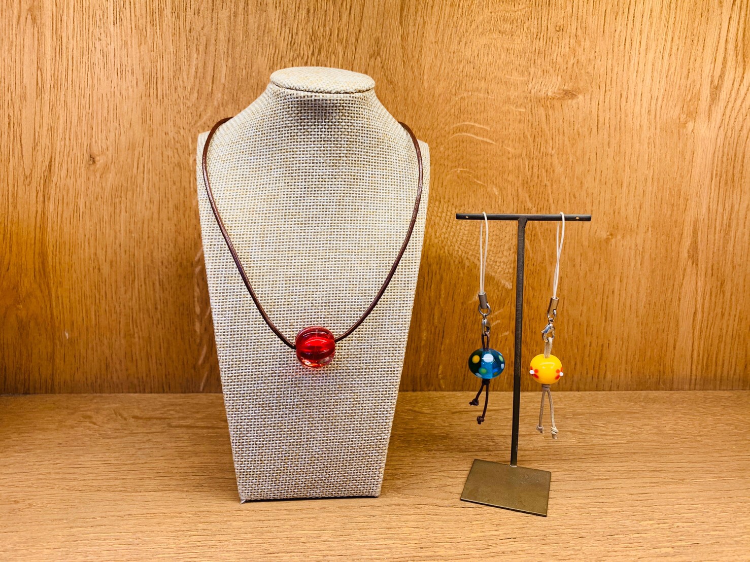 できあがったとんぼ玉は、ストラップ・ネックレス・ヘアゴムに仕上げます!当日持ち帰りOK!