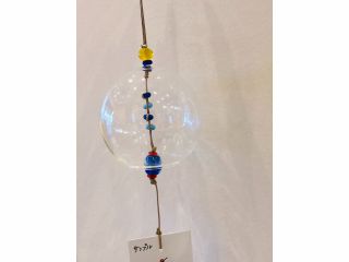 夏の思い出作りに風鈴作り体験!合計価格は選んだとんぼ玉によって変わります。※写真の作品の場合は、税込3.014円です。