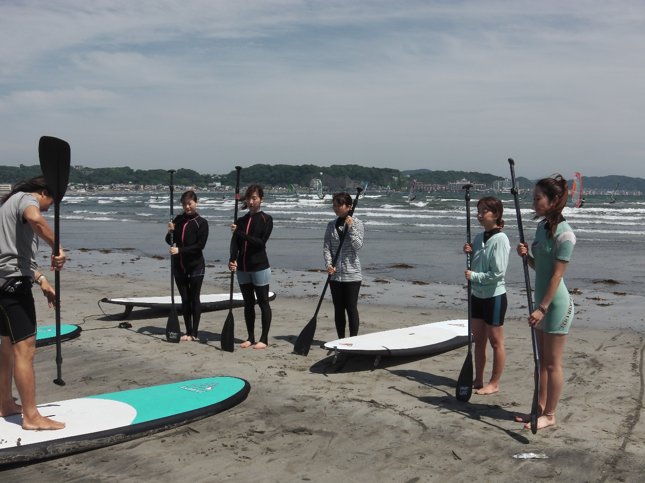 まずはビーチで手短に基本的なことと、パドルワークなどのコツを教わります。