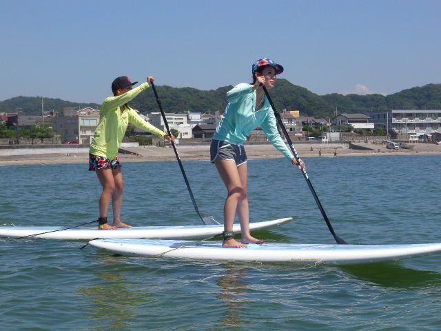 陸上レクチャー後、さっそく海へ!海の上をスイスイと進んでいると、まるで水鳥になったような気分が味わえます!