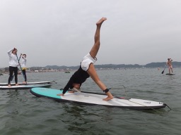 陸より、ちょっと難しいけどヨガのポーズにチャレンジ!海の上ならリラックス効果もアップ!
