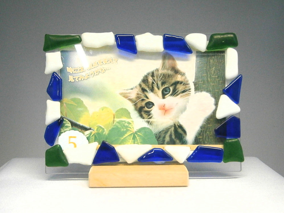 いろいろな色、形の工芸用色ガラス破片の中からお好きな色、形を選んで製作できます♪