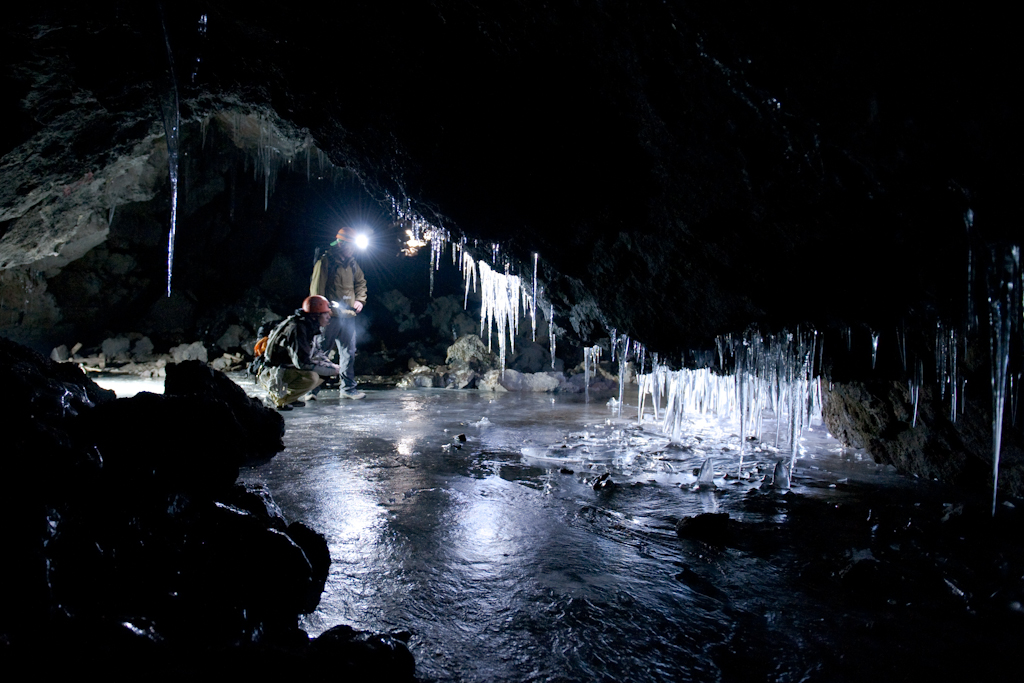 富士山の地底には非現実的な世界が待っています。