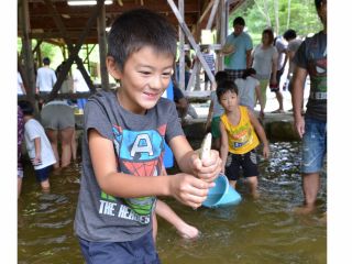 こどもから大人まで楽しめる鮎のつかみどり 浅い管理池なので天候にかかわらず、小さなお子様まで安心してお楽しみいただけます