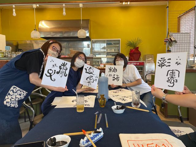 色紙に清書してできあがり。扇子やバッグやうちわ、Tシャツなどにも書けます。