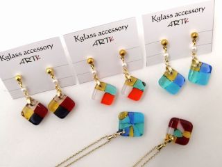 とてもきれいなモザイク模様のガラスアクセサリーを制作できます。