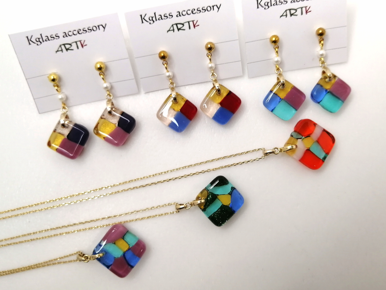 モザイク模様のステンドグラスアクセサリー