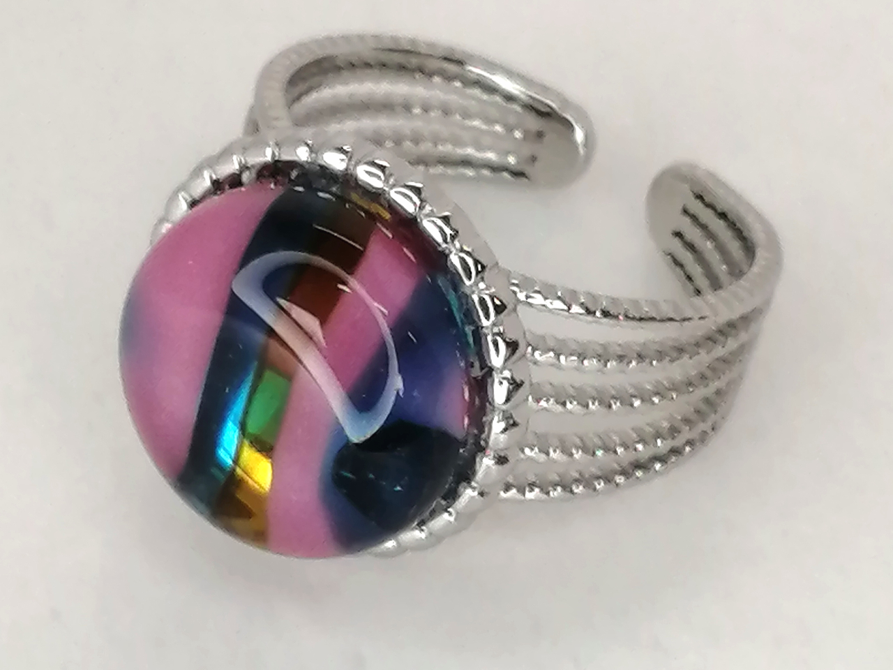 5種類の色模様から選択して頂けます。ガラスサイズ:13mm 金具:ステンレス