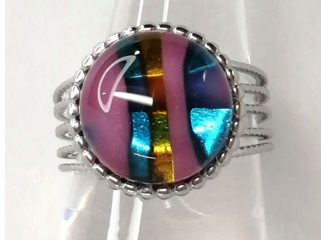 世界に一つの幾何学模様のガラスアクセサリーを制作できます。