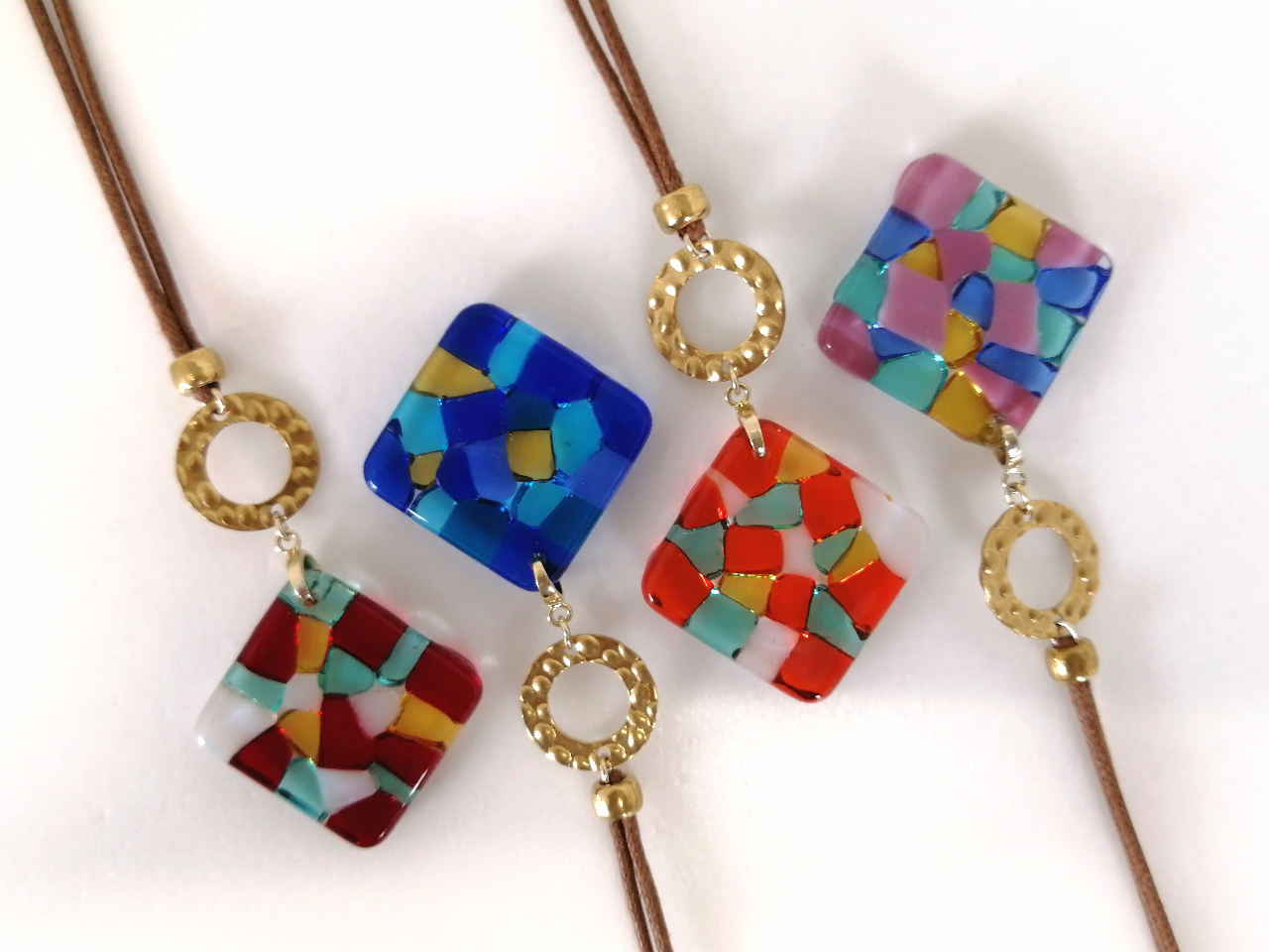 とてもきれいなモザイク模様のガラスアクセサリーを制作できます。