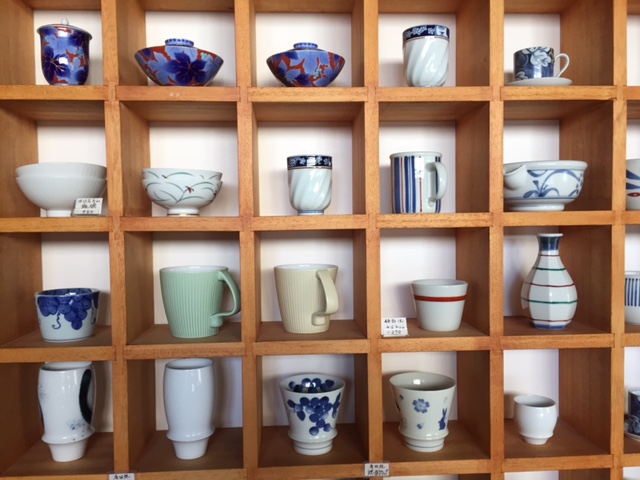 ギャラリーにはオーナー自ら足を運んで選んだ陶器があります。