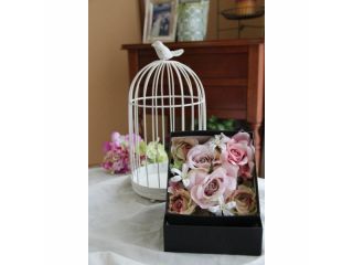 ボックスアレンジ ピンク。 お好みのお色を選んでお申し込みくださいね。画像はアートフラワーのボックスアレンジです。