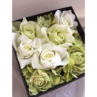 ボックスアレンジ ホワイト。 お好みのお色を選んでお申し込みくださいね。画像はアートフラワーのボックスアレンジです。