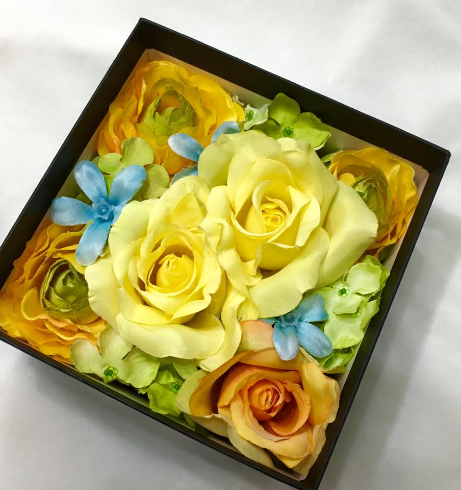 ボックスアレンジ イエロー。 お好みのお色を選んでお申し込みくださいね。画像はアートフラワーのボックスアレンジです。