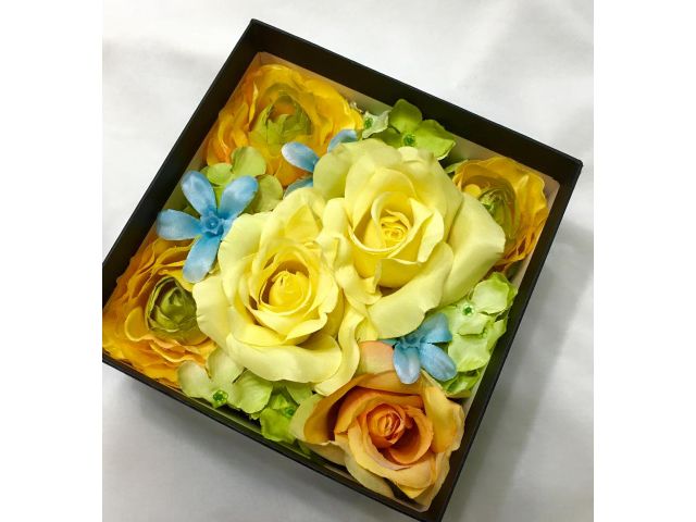 ボックスアレンジ イエロー。 お好みのお色を選んでお申し込みくださいね。画像はアートフラワーのボックスアレンジです。