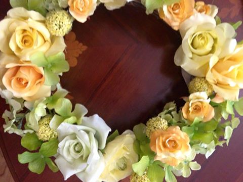 画像はレッスンでお作りいただいたリースです♪お好みの色・イメージにあわせてお花をお選びいただけます★世界に一つのオリジナルリースを作りましょ♪