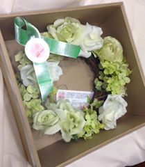 画像はレッスンでお作りいただいたリースです♪お好みの色・イメージにあわせてお花をお選びいただけます★世界に一つのオリジナルリースを作りましょ♪