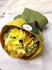 画像はレッスンでお作りいただいた花束です。お好みの色・イメージをお伝えくださいね。