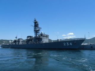 呉湾には海上自衛隊呉基地があり、船上から間近に艦船を見ることが出来ます。