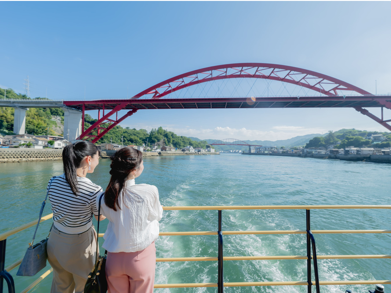 瀬戸内海の名所の1つ「音戸の瀬戸」、赤い2本の兄弟橋が特徴です。