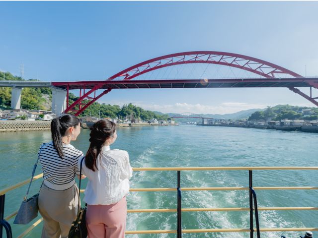 瀬戸内海の名所の1つ「音戸の瀬戸」、赤い2本の兄弟橋が特徴です。