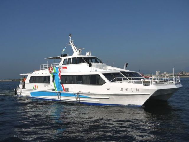 宮島行きの高速船「おやしお」、客室2Fはデッキになっていて開放感抜群です。