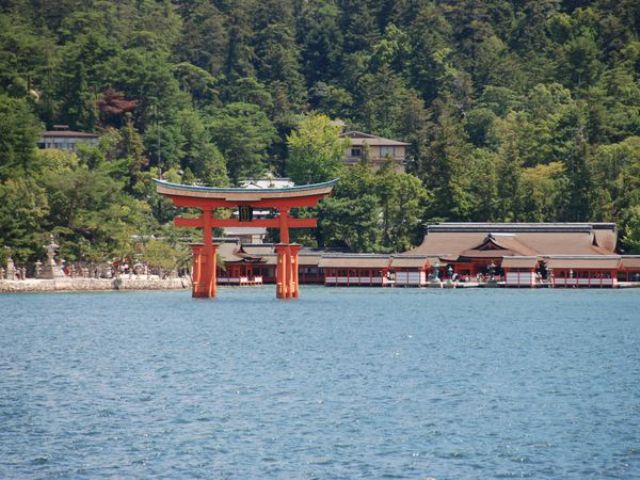 宮島港から嚴島神社までは徒歩にて約10分です。
