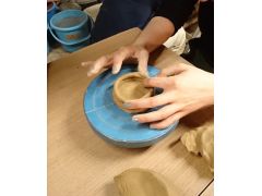 手びねり体験  紐状に伸ばした粘土を積み重ねて作ります。 ろくろよりも自由な形の作品を作ることができます。
