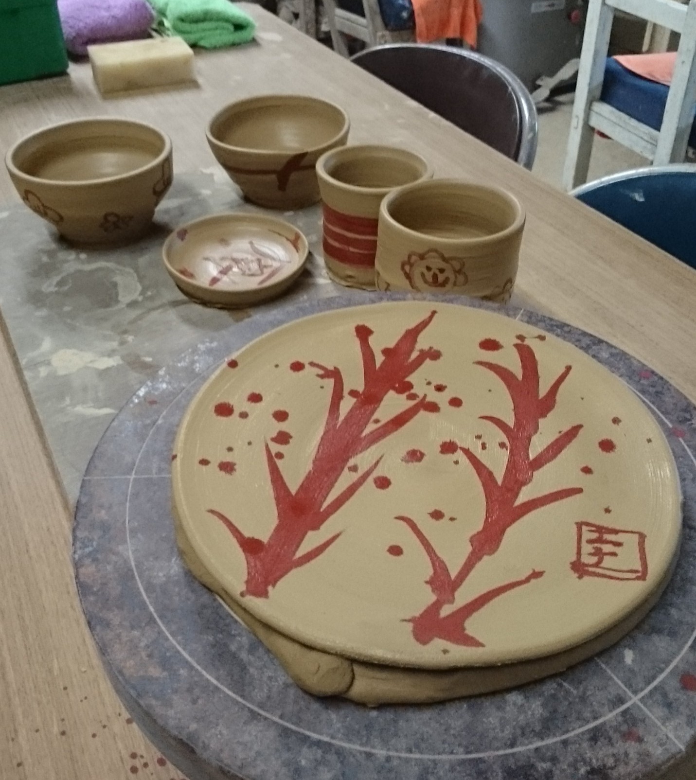 自由に絵付けしていただきます。この後乾燥、素焼き、本焼きを行い作品が完成します。