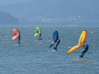 浮いてるのは特殊なボードを使っています。これをやってみたい時もまずはWING体験からどうぞ!!